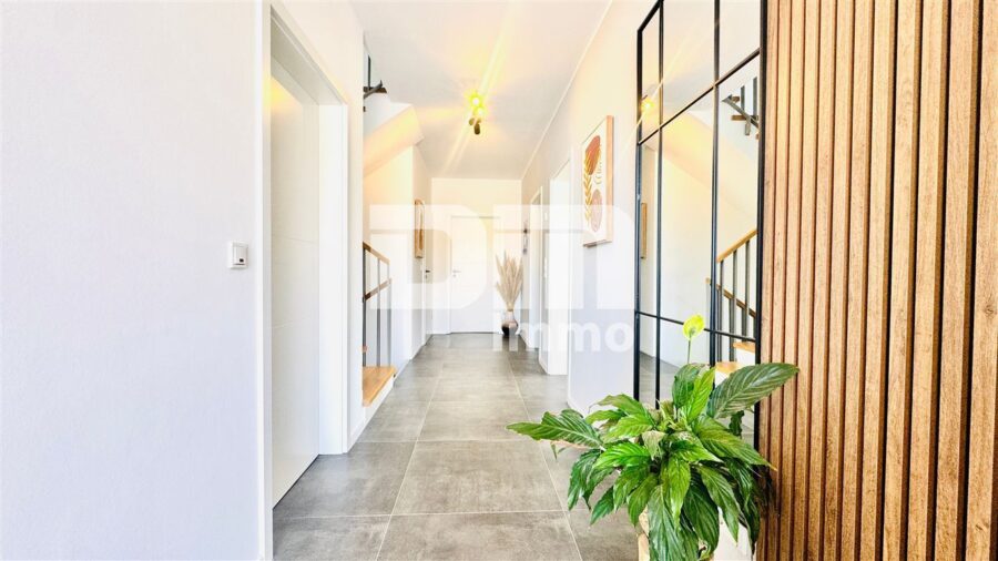 Exklusiver Neubautraum mit Premium-Ausstattung, großer Terrasse und Doppelgarage - EG Flur / Diele / Windfang / Garderobe